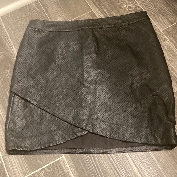 Leather like black mini - Picture 1 of 3